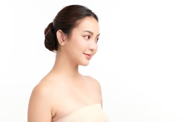 Beyaz bir arka planda, temiz ve taze bir teni olan güzel bir Asyalı kadın. Cilt bakımı, yüz bakımı, kozmetoloji, güzellik ve kaplıca. Asyalı bir kadının zarif bir portresi..