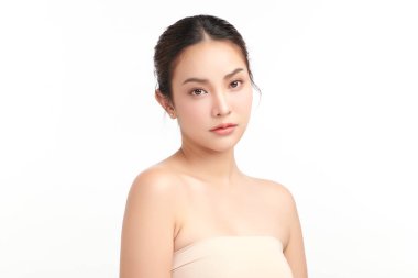 Beyaz bir arka planda, temiz ve taze bir teni olan güzel bir Asyalı kadın. Cilt bakımı, yüz bakımı, kozmetoloji, güzellik ve kaplıca. Asyalı bir kadının zarif bir portresi..