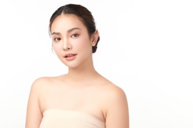 Beyaz bir arka planda, temiz ve taze bir teni olan güzel bir Asyalı kadın. Cilt bakımı, yüz bakımı, kozmetoloji, güzellik ve kaplıca. Asyalı bir kadının zarif bir portresi..