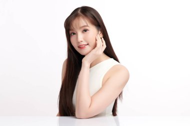 Beyaz bir arka planda, temiz ve taze bir teni olan güzel bir Asyalı kadın. Cilt bakımı, yüz bakımı, kozmetoloji, güzellik ve kaplıca. Asyalı bir kadının zarif bir portresi..