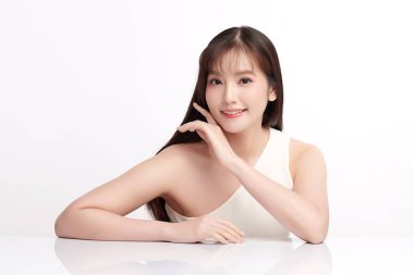 Beyaz bir arka planda, temiz ve taze bir teni olan güzel bir Asyalı kadın. Cilt bakımı, yüz bakımı, kozmetoloji, güzellik ve kaplıca. Asyalı bir kadının zarif bir portresi..