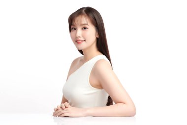 Beyaz bir arka planda, temiz ve taze bir teni olan güzel bir Asyalı kadın. Cilt bakımı, yüz bakımı, kozmetoloji, güzellik ve kaplıca. Asyalı bir kadının zarif bir portresi..