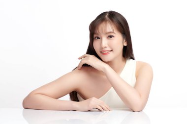 Beyaz bir arka planda, temiz ve taze bir teni olan güzel bir Asyalı kadın. Cilt bakımı, yüz bakımı, kozmetoloji, güzellik ve kaplıca. Asyalı bir kadının zarif bir portresi..