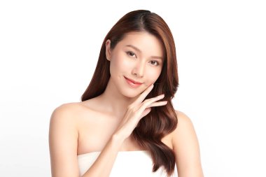 Beyaz bir arka planda, temiz ve taze bir teni olan güzel bir Asyalı kadın. Cilt bakımı, yüz bakımı, kozmetoloji, güzellik ve kaplıca. Asyalı bir kadının zarif bir portresi..