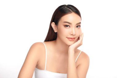 Beyaz bir arka planda, temiz ve taze bir teni olan güzel bir Asyalı kadın. Cilt bakımı, yüz bakımı, kozmetoloji, güzellik ve kaplıca. Asyalı bir kadının zarif bir portresi..