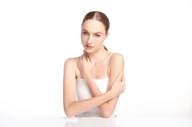 Beyaz bir arka planda temiz, taze bir teni olan güzel bir genç kadın. Cilt bakımı, yüz bakımı, kozmetoloji, güzellik ve kaplıca. Bir kadının zarif bir portresi..