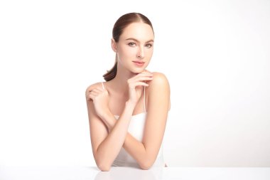 Beyaz bir arka planda temiz, taze bir teni olan güzel bir genç kadın. Cilt bakımı, yüz bakımı, kozmetoloji, güzellik ve kaplıca. Bir kadının zarif bir portresi..