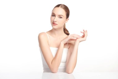 Beyaz bir arka planda temiz, taze bir teni olan güzel bir genç kadın. Cilt bakımı, yüz bakımı, kozmetoloji, güzellik ve kaplıca. Bir kadının zarif bir portresi..