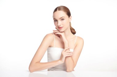 Beyaz bir arka planda temiz, taze bir teni olan güzel bir genç kadın. Cilt bakımı, yüz bakımı, kozmetoloji, güzellik ve kaplıca. Bir kadının zarif bir portresi..