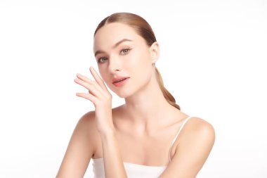 Beyaz bir arka planda temiz, taze bir teni olan güzel bir genç kadın. Cilt bakımı, yüz bakımı, kozmetoloji, güzellik ve kaplıca. Bir kadının zarif bir portresi..