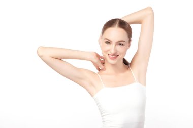 Güzel genç kadın, beyaz bir arka plan, pürüzsüz bir koltuk altı temizliği ve korunma kavramına karşı ellerini kaldırır ve temiz ve hijyenik bir şekilde ellerini kaldırır.