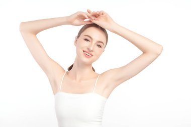 Güzel genç kadın, beyaz bir arka plan, pürüzsüz bir koltuk altı temizliği ve korunma kavramına karşı ellerini kaldırır ve temiz ve hijyenik bir şekilde ellerini kaldırır.