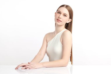 Beyaz bir arka planda temiz, taze bir teni olan güzel bir genç kadın. Cilt bakımı, yüz bakımı, kozmetoloji, güzellik ve kaplıca. Bir kadının zarif bir portresi..