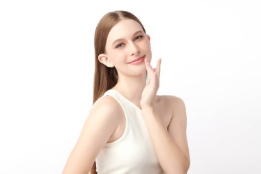 Beyaz bir arka planda temiz, taze bir teni olan güzel bir genç kadın. Cilt bakımı, yüz bakımı, kozmetoloji, güzellik ve kaplıca. Bir kadının zarif bir portresi..