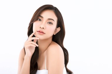 Beyaz bir arka planda, temiz ve taze bir teni olan güzel bir Asyalı kadın. Cilt bakımı, yüz bakımı, kozmetoloji, güzellik ve kaplıca. Asyalı bir kadının zarif bir portresi..