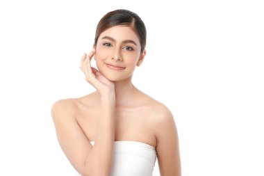 Beyaz bir arka planda, temiz ve taze bir teni olan güzel bir Asyalı kadın. Cilt bakımı, yüz bakımı, kozmetoloji, güzellik ve kaplıca. Asyalı bir kadının zarif bir portresi..