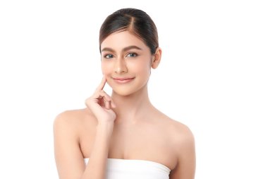 Beyaz bir arka planda, temiz ve taze bir teni olan güzel bir Asyalı kadın. Cilt bakımı, yüz bakımı, kozmetoloji, güzellik ve kaplıca. Asyalı bir kadının zarif bir portresi..