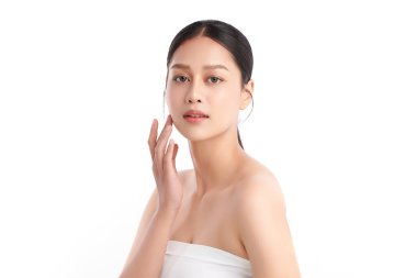Beyaz bir arka planda, temiz ve taze bir teni olan güzel bir Asyalı kadın. Cilt bakımı, yüz bakımı, kozmetoloji, güzellik ve kaplıca. Asyalı bir kadının zarif bir portresi..