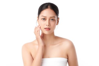 Beyaz bir arka planda, temiz ve taze bir teni olan güzel bir Asyalı kadın. Cilt bakımı, yüz bakımı, kozmetoloji, güzellik ve kaplıca. Asyalı bir kadının zarif bir portresi..
