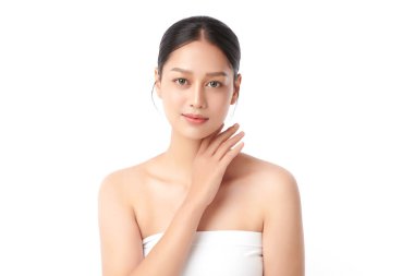Beyaz bir arka planda, temiz ve taze bir teni olan güzel bir Asyalı kadın. Cilt bakımı, yüz bakımı, kozmetoloji, güzellik ve kaplıca. Asyalı bir kadının zarif bir portresi..