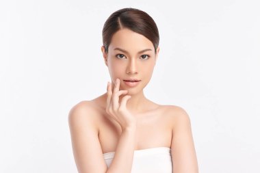 Beyaz bir arka planda, temiz ve taze bir teni olan güzel bir Asyalı kadın. Cilt bakımı, yüz bakımı, kozmetoloji, güzellik ve kaplıca. Asyalı bir kadının zarif bir portresi..