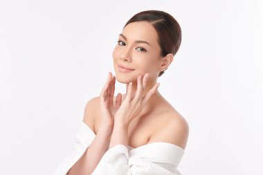 Beyaz bir arka planda, temiz ve taze bir teni olan güzel bir Asyalı kadın. Cilt bakımı, yüz bakımı, kozmetoloji, güzellik ve kaplıca. Asyalı bir kadının zarif bir portresi..