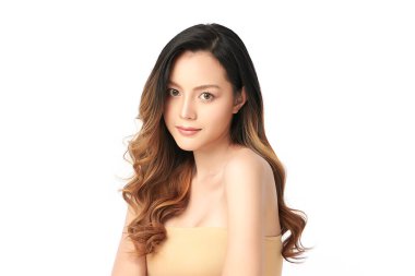 Beyaz bir arka planda, temiz ve taze bir teni olan güzel bir Asyalı kadın. Cilt bakımı, yüz bakımı, kozmetoloji, güzellik ve kaplıca. Asyalı bir kadının zarif bir portresi..