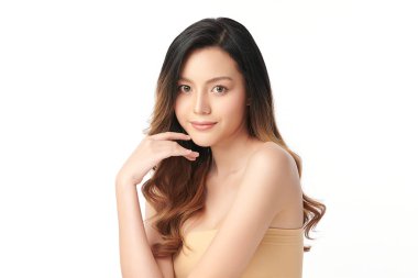 Beyaz bir arka planda, temiz ve taze bir teni olan güzel bir Asyalı kadın. Cilt bakımı, yüz bakımı, kozmetoloji, güzellik ve kaplıca. Asyalı bir kadının zarif bir portresi..