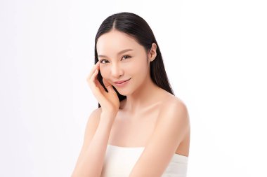 Beyaz bir arka planda, temiz ve taze bir teni olan güzel bir Asyalı kadın. Cilt bakımı, yüz bakımı, kozmetoloji, güzellik ve kaplıca. Asyalı bir kadının zarif bir portresi..