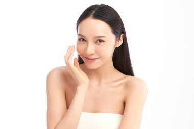 Beyaz bir arka planda, temiz ve taze bir teni olan güzel bir Asyalı kadın. Cilt bakımı, yüz bakımı, kozmetoloji, güzellik ve kaplıca. Asyalı bir kadının zarif bir portresi..