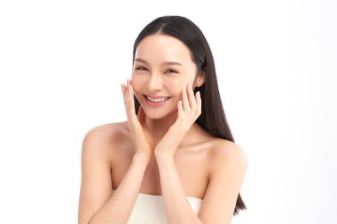 Beyaz bir arka planda, temiz ve taze bir teni olan güzel bir Asyalı kadın. Cilt bakımı, yüz bakımı, kozmetoloji, güzellik ve kaplıca. Asyalı bir kadının zarif bir portresi..
