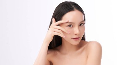 Beyaz bir arka planda, temiz ve taze bir teni olan güzel bir Asyalı kadın. Cilt bakımı, yüz bakımı, kozmetoloji, güzellik ve kaplıca. Asyalı bir kadının zarif bir portresi..