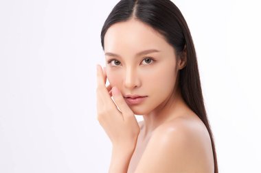 Beyaz bir arka planda, temiz ve taze bir teni olan güzel bir Asyalı kadın. Cilt bakımı, yüz bakımı, kozmetoloji, güzellik ve kaplıca. Asyalı bir kadının zarif bir portresi..
