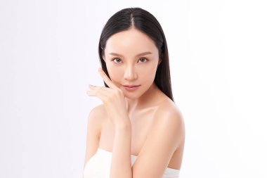 Beyaz bir arka planda, temiz ve taze bir teni olan güzel bir Asyalı kadın. Cilt bakımı, yüz bakımı, kozmetoloji, güzellik ve kaplıca. Asyalı bir kadının zarif bir portresi..