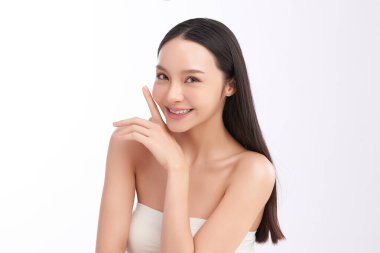 Beyaz bir arka planda, temiz ve taze bir teni olan güzel bir Asyalı kadın. Cilt bakımı, yüz bakımı, kozmetoloji, güzellik ve kaplıca. Asyalı bir kadının zarif bir portresi..