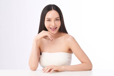 Beyaz bir arka planda, temiz ve taze bir teni olan güzel bir Asyalı kadın. Cilt bakımı, yüz bakımı, kozmetoloji, güzellik ve kaplıca. Asyalı bir kadının zarif bir portresi..