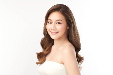 Beyaz bir arka planda, temiz ve taze bir teni olan güzel bir Asyalı kadın. Cilt bakımı, yüz bakımı, kozmetoloji, güzellik ve kaplıca. Asyalı bir kadının zarif bir portresi..