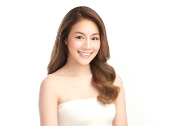 Beyaz bir arka planda, temiz ve taze bir teni olan güzel bir Asyalı kadın. Cilt bakımı, yüz bakımı, kozmetoloji, güzellik ve kaplıca. Asyalı bir kadının zarif bir portresi..