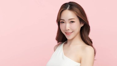 Pembe arka planda, temiz ve taze bir teni olan güzel bir Asyalı kadın. Cilt bakımı, yüz bakımı, kozmetoloji, güzellik ve kaplıca. Asyalı bir kadının zarif bir portresi..