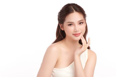 Beyaz bir arka planda, temiz ve taze bir teni olan güzel bir Asyalı kadın. Cilt bakımı, yüz bakımı, kozmetoloji, güzellik ve kaplıca. Asyalı bir kadının zarif bir portresi..