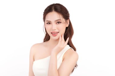 Beyaz bir arka planda, temiz ve taze bir teni olan güzel bir Asyalı kadın. Cilt bakımı, yüz bakımı, kozmetoloji, güzellik ve kaplıca. Asyalı bir kadının zarif bir portresi..