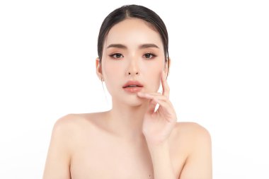 Beyaz bir arka planda, temiz ve taze bir teni olan güzel bir Asyalı kadın. Cilt bakımı, yüz bakımı, kozmetoloji, güzellik ve kaplıca. Asyalı bir kadının zarif bir portresi..