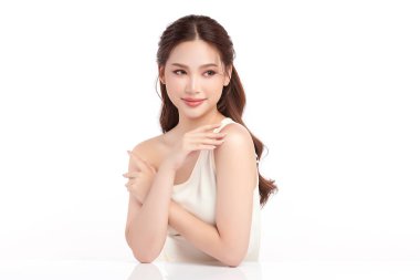 Beyaz bir arka planda, temiz ve taze bir teni olan güzel bir Asyalı kadın. Cilt bakımı, yüz bakımı, kozmetoloji, güzellik ve kaplıca. Asyalı bir kadının zarif bir portresi..