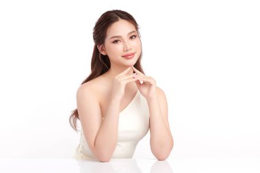 Beyaz bir arka planda, temiz ve taze bir teni olan güzel bir Asyalı kadın. Cilt bakımı, yüz bakımı, kozmetoloji, güzellik ve kaplıca. Asyalı bir kadının zarif bir portresi..