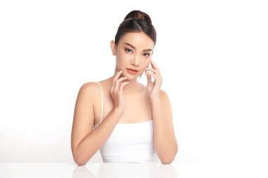 Beyaz bir arka planda, temiz ve taze bir teni olan güzel bir Asyalı kadın. Cilt bakımı, yüz bakımı, kozmetoloji, güzellik ve kaplıca. Asyalı bir kadının zarif bir portresi..