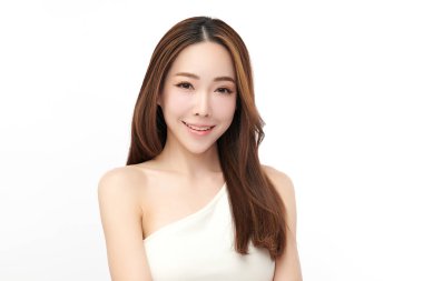 Beyaz bir arka planda, temiz ve taze bir teni olan güzel bir Asyalı kadın. Cilt bakımı, yüz bakımı, kozmetoloji, güzellik ve kaplıca. Asyalı bir kadının zarif bir portresi..