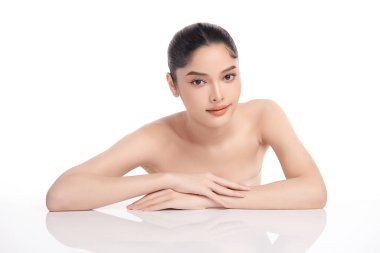 Beyaz arka planda taze cildi temiz genç bir transseksüel kadın, yüz bakımı, yüz bakımı, kozmetoloji, güzellik ve spa, transseksüel kadın portresi.