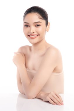 Beyaz arka planda taze cildi temiz genç bir transseksüel kadın, yüz bakımı, yüz bakımı, kozmetoloji, güzellik ve spa, transseksüel kadın portresi.