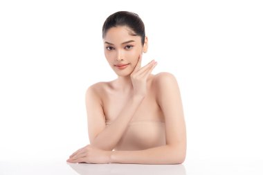 Beyaz arka planda taze cildi temiz genç bir transseksüel kadın, yüz bakımı, yüz bakımı, kozmetoloji, güzellik ve spa, transseksüel kadın portresi.