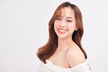 Beyaz bir arka planda, temiz ve taze bir teni olan güzel bir Asyalı kadın. Cilt bakımı, yüz bakımı, kozmetoloji, güzellik ve kaplıca. Asyalı bir kadının zarif bir portresi..